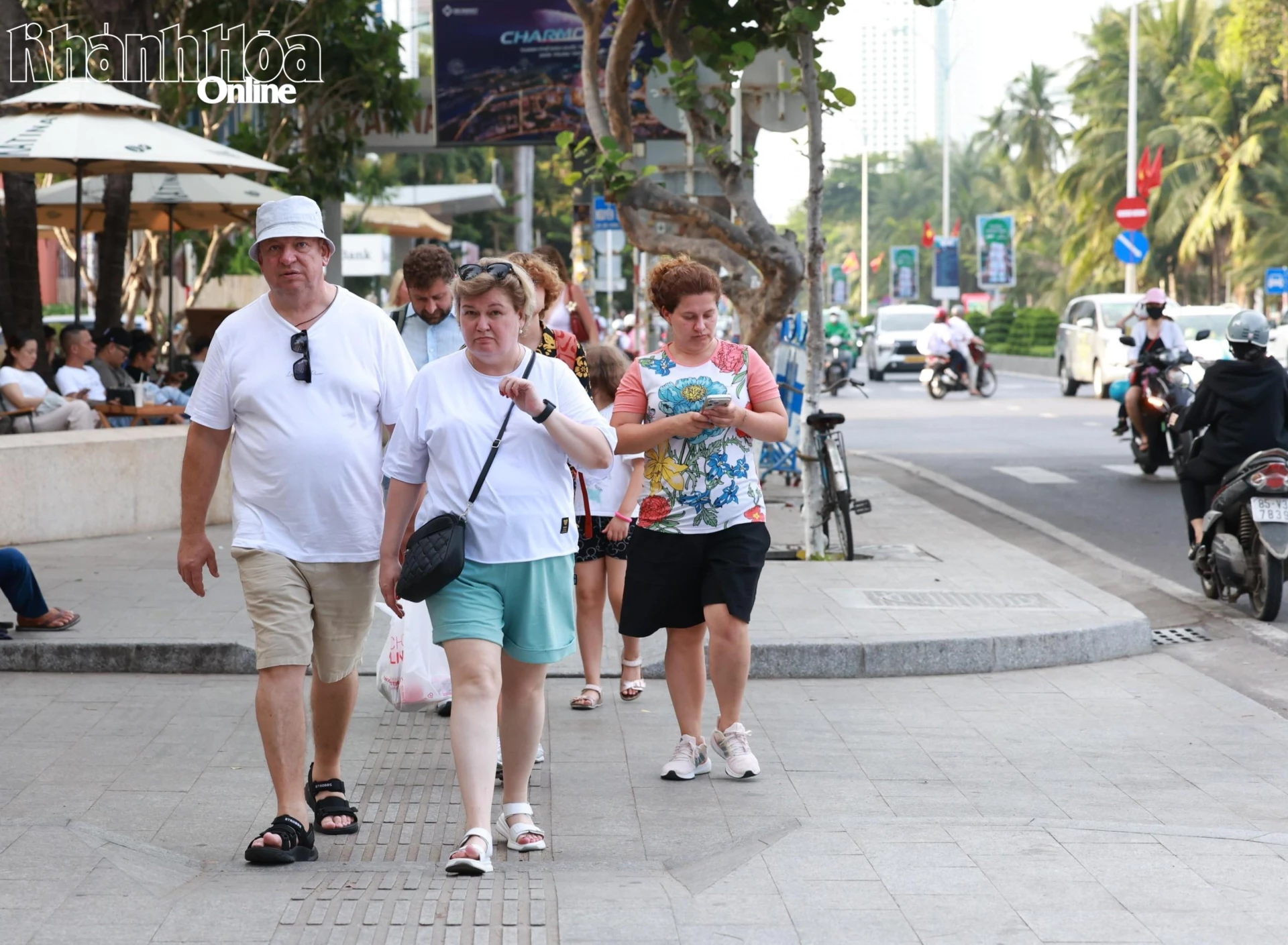 khach-du-lich-nga-dao-pho-nha-trang-xthanh-20261008203804